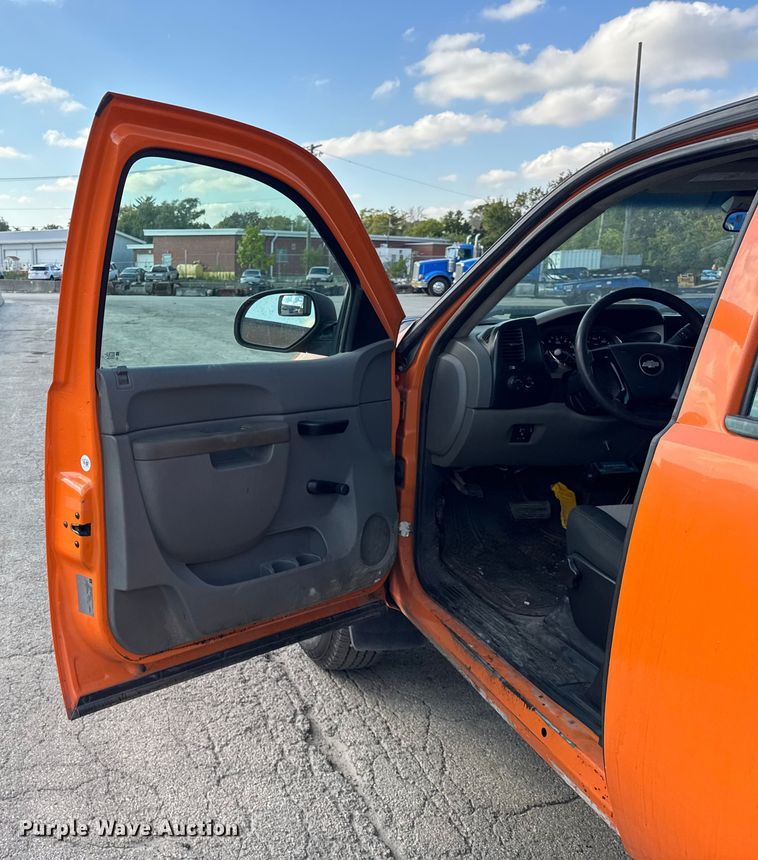 image for item EF2233 2011 Chevrolet Silverado 2500HD Ext. Cab utility bed pickup truck