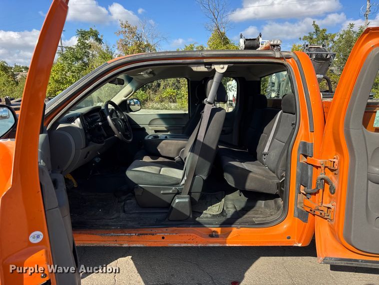 image for item EF2233 2011 Chevrolet Silverado 2500HD Ext. Cab utility bed pickup truck