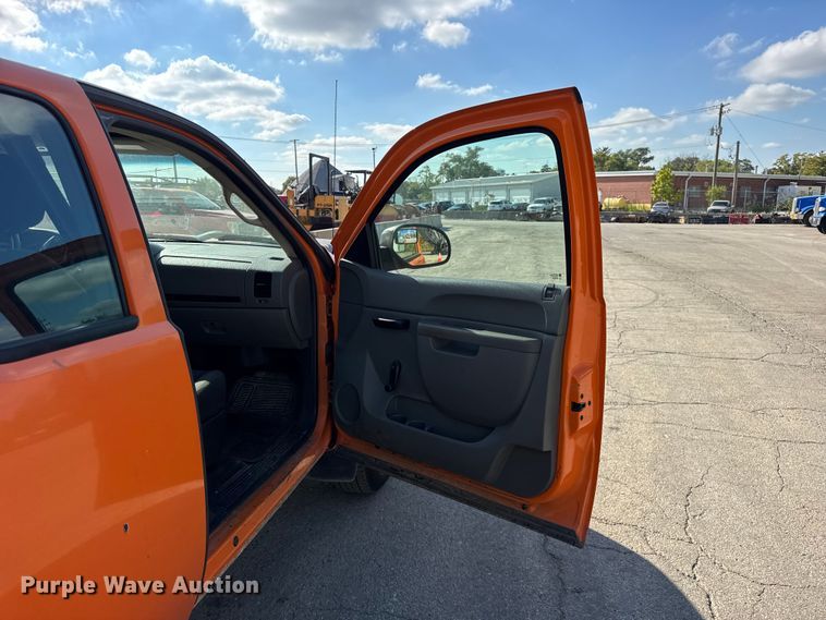 image for item EF2233 2011 Chevrolet Silverado 2500HD Ext. Cab utility bed pickup truck