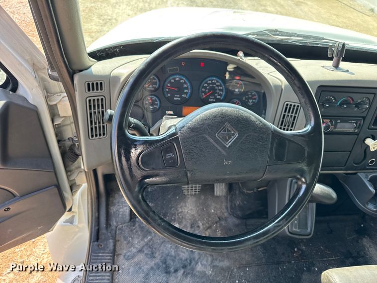 image for item EF2244 2013 International 4300 box truck