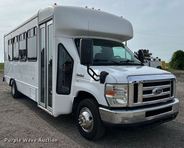 image for item EG0673 2009 Ford E450 Super Duty shuttle bus