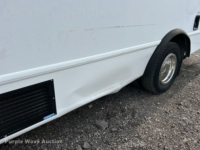 image for item EG0673 2009 Ford E450 Super Duty shuttle bus