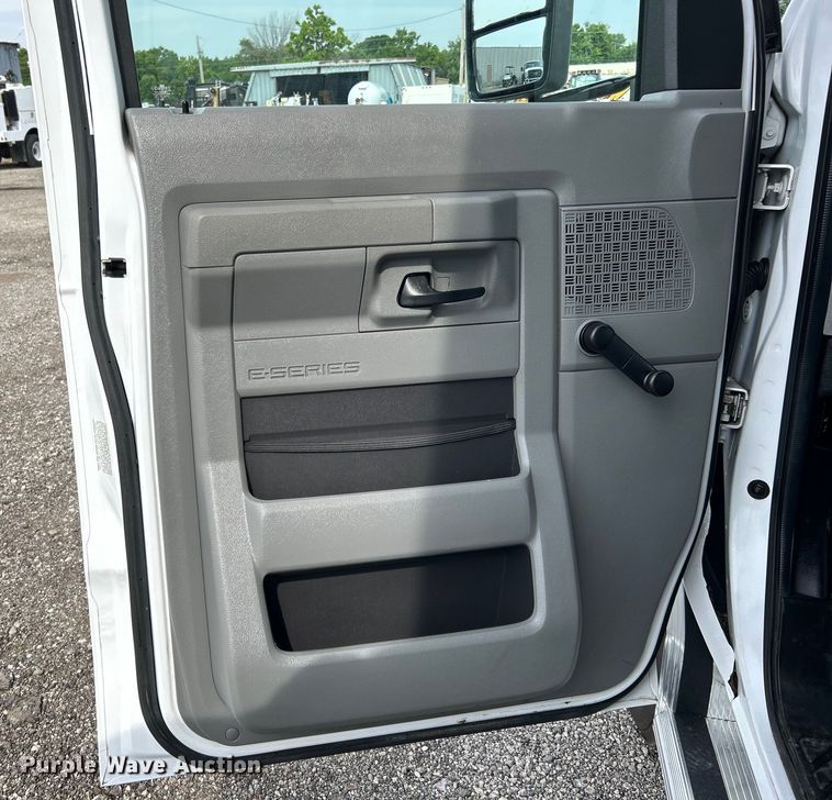 image for item EG0673 2009 Ford E450 Super Duty shuttle bus