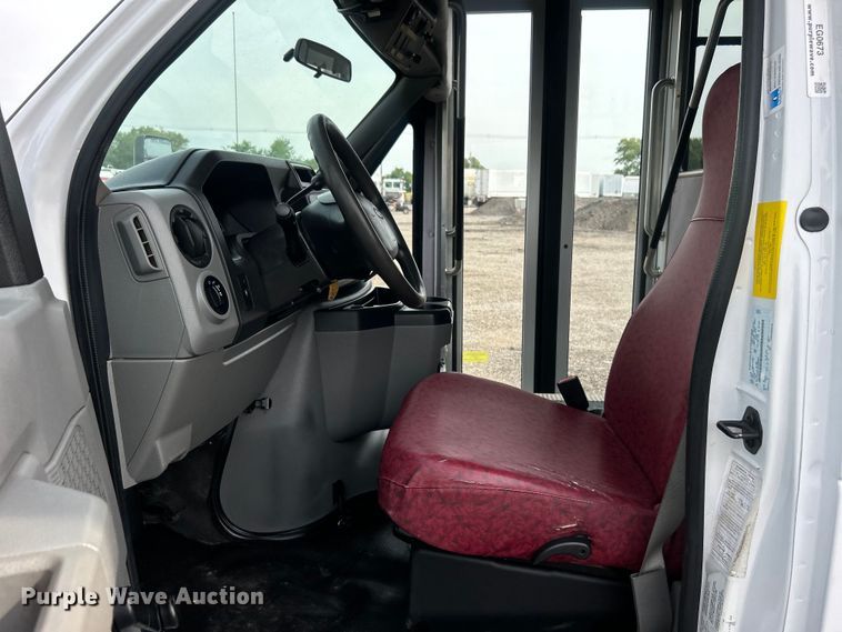 image for item EG0673 2009 Ford E450 Super Duty shuttle bus