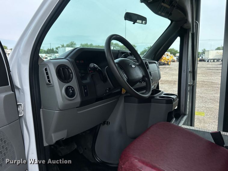 image for item EG0673 2009 Ford E450 Super Duty shuttle bus