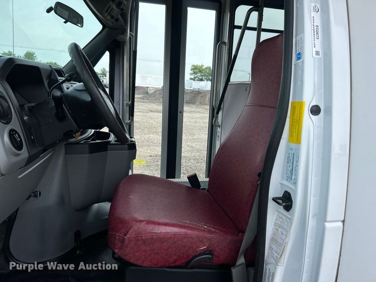 image for item EG0673 2009 Ford E450 Super Duty shuttle bus