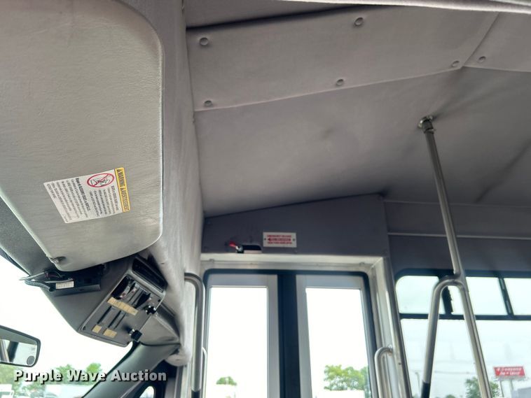 image for item EG0673 2009 Ford E450 Super Duty shuttle bus