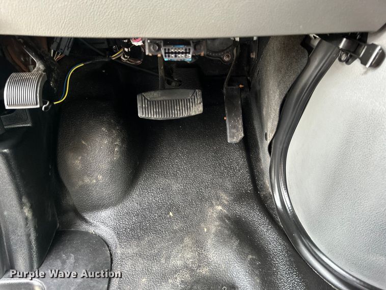 image for item EG0673 2009 Ford E450 Super Duty shuttle bus