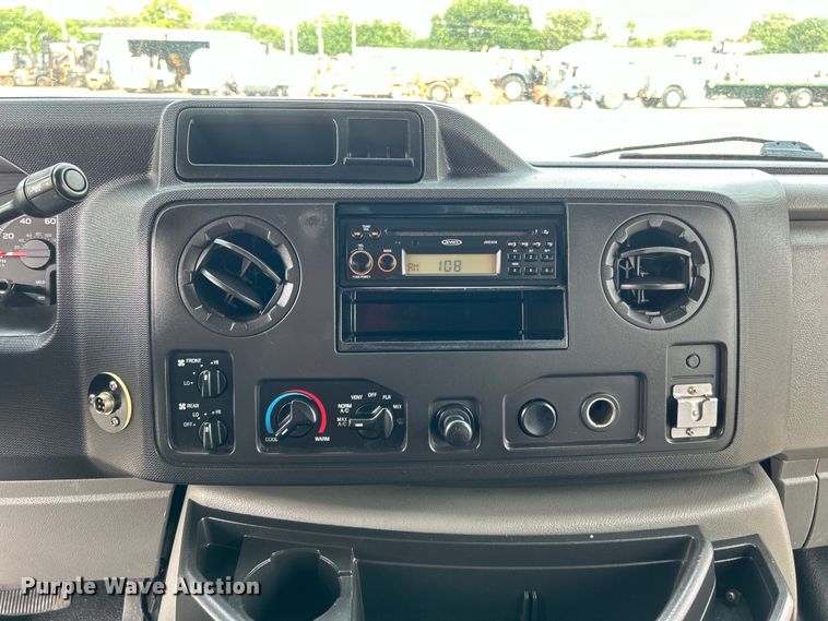 image for item EG0673 2009 Ford E450 Super Duty shuttle bus