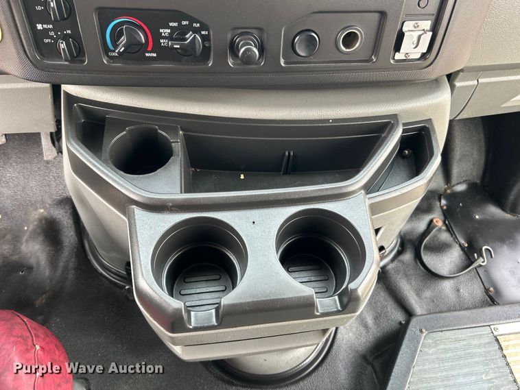 image for item EG0673 2009 Ford E450 Super Duty shuttle bus