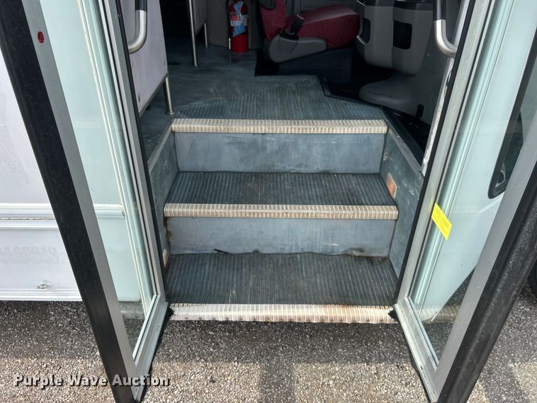 image for item EG0673 2009 Ford E450 Super Duty shuttle bus