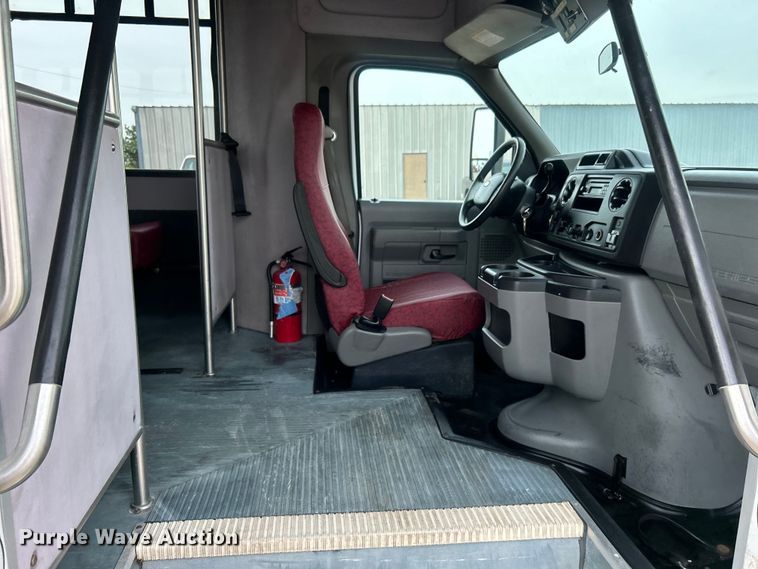 image for item EG0673 2009 Ford E450 Super Duty shuttle bus