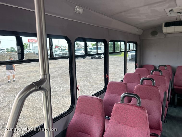 image for item EG0673 2009 Ford E450 Super Duty shuttle bus