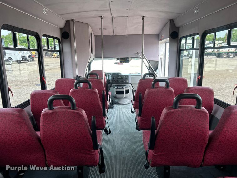 image for item EG0673 2009 Ford E450 Super Duty shuttle bus