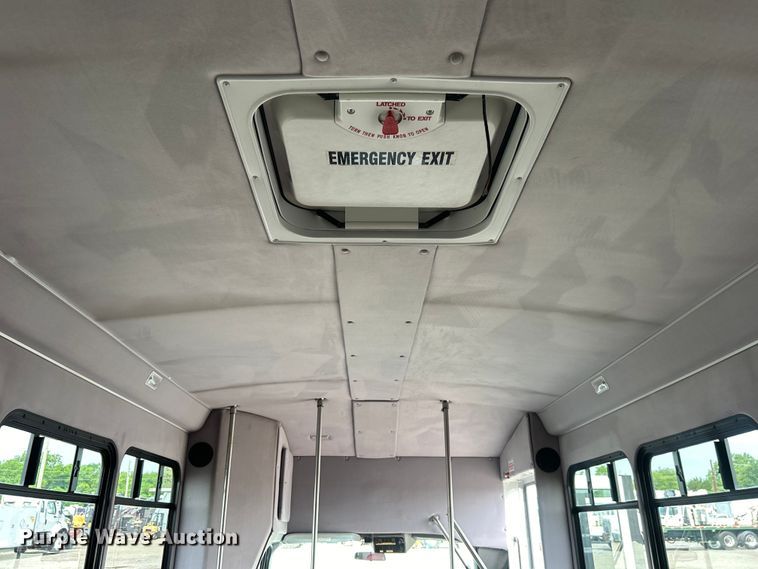 image for item EG0673 2009 Ford E450 Super Duty shuttle bus