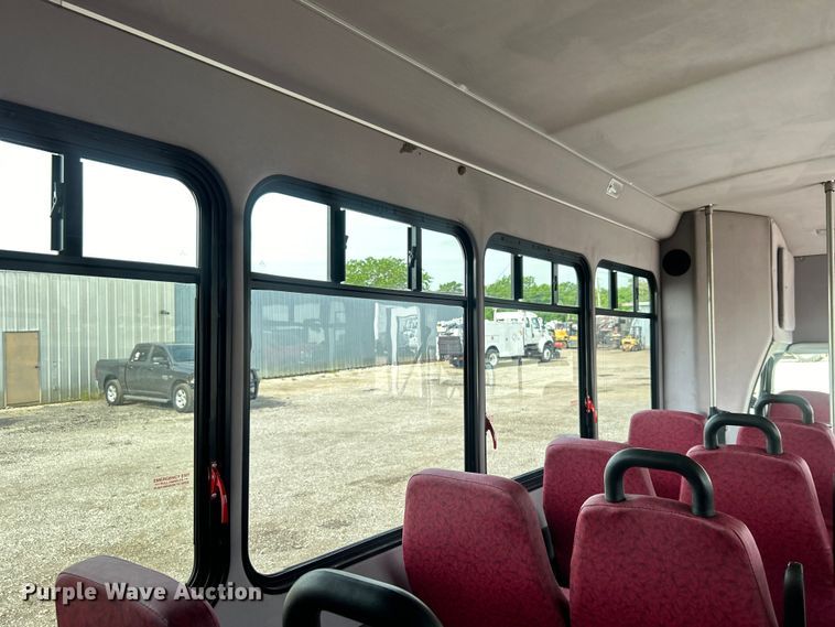 image for item EG0673 2009 Ford E450 Super Duty shuttle bus