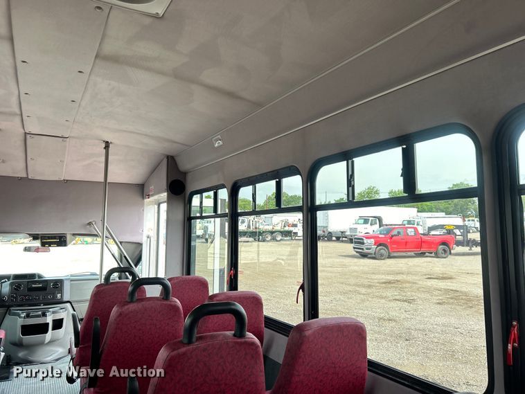 image for item EG0673 2009 Ford E450 Super Duty shuttle bus