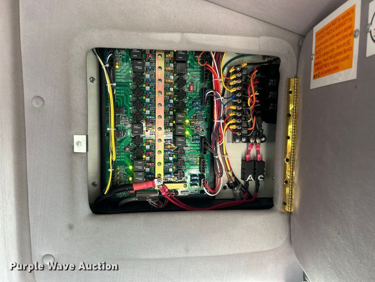 image for item EG0673 2009 Ford E450 Super Duty shuttle bus