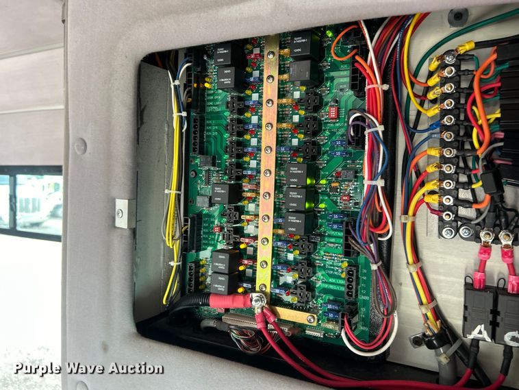 image for item EG0673 2009 Ford E450 Super Duty shuttle bus