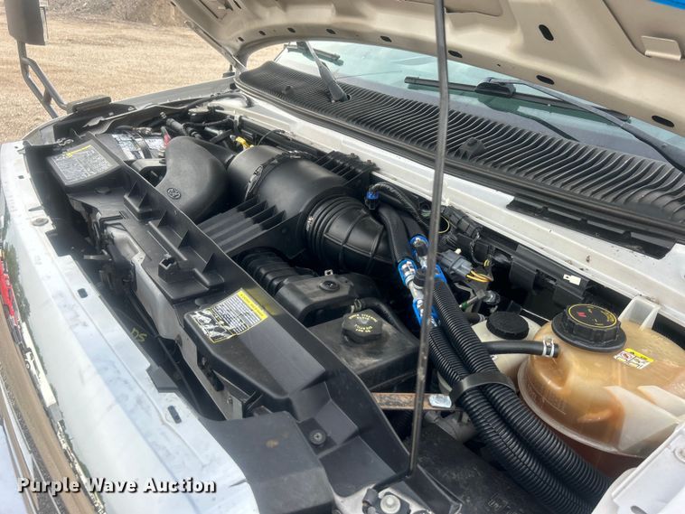 image for item EG0673 2009 Ford E450 Super Duty shuttle bus