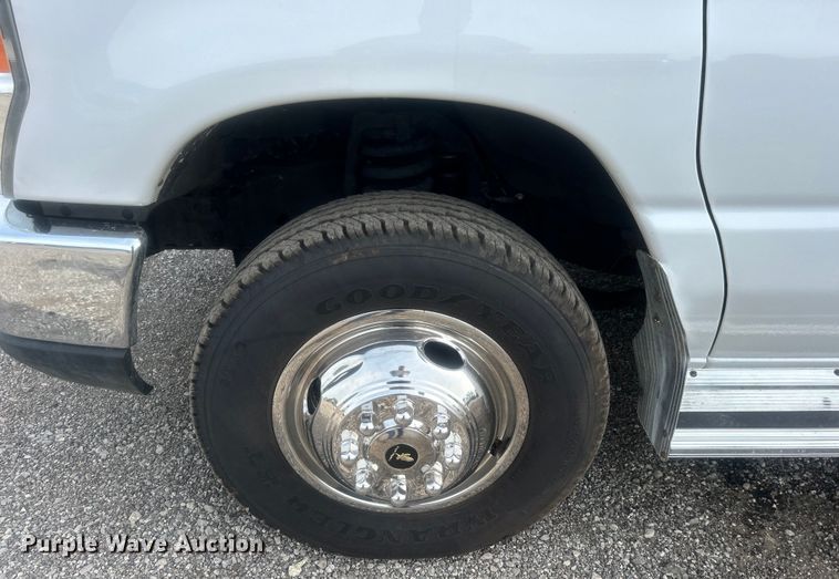 image for item EG0673 2009 Ford E450 Super Duty shuttle bus