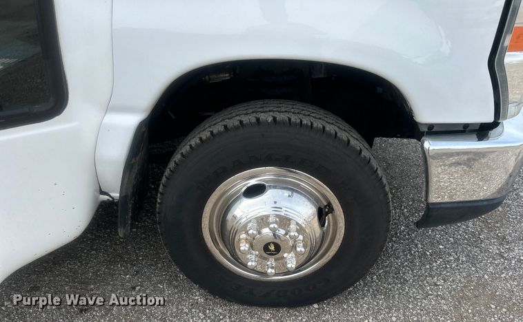 image for item EG0673 2009 Ford E450 Super Duty shuttle bus