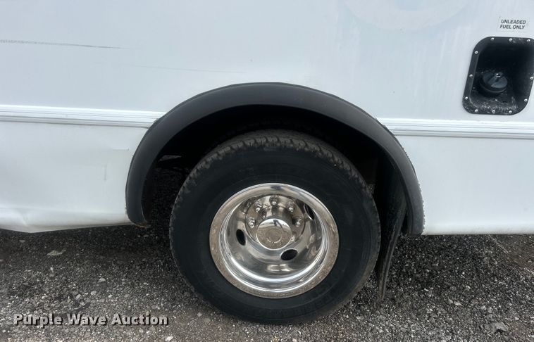 image for item EG0673 2009 Ford E450 Super Duty shuttle bus