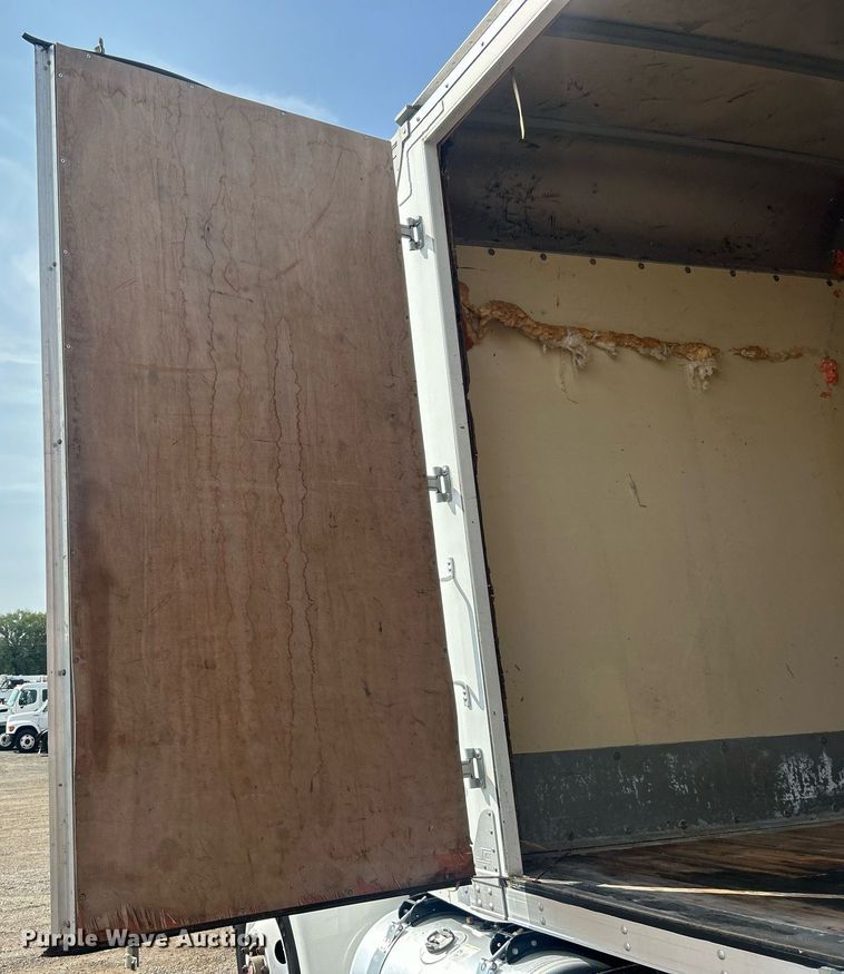 image for item EG1036 2015 Peterbilt  337 delivery truck