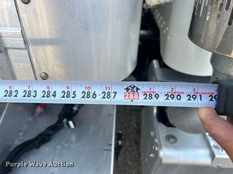 image for item EG1036 2015 Peterbilt  337 delivery truck