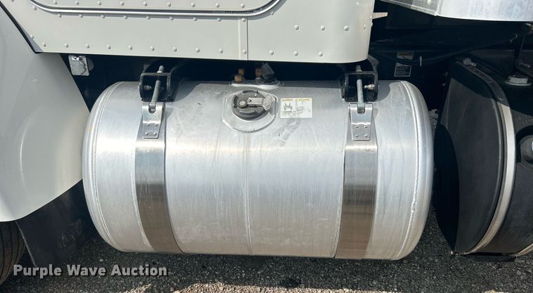 image for item EG1036 2015 Peterbilt  337 delivery truck