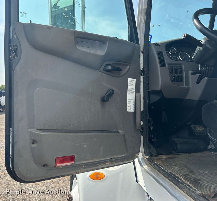 image for item EG1036 2015 Peterbilt  337 delivery truck