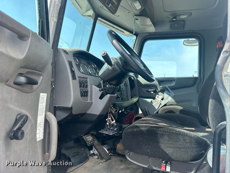 image for item EG1036 2015 Peterbilt  337 delivery truck