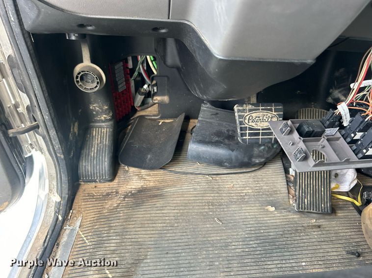 image for item EG1036 2015 Peterbilt  337 delivery truck