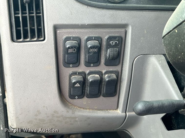 image for item EG1036 2015 Peterbilt  337 delivery truck