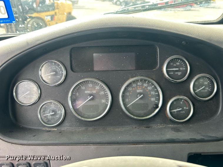 image for item EG1036 2015 Peterbilt  337 delivery truck