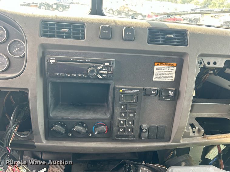 image for item EG1036 2015 Peterbilt  337 delivery truck