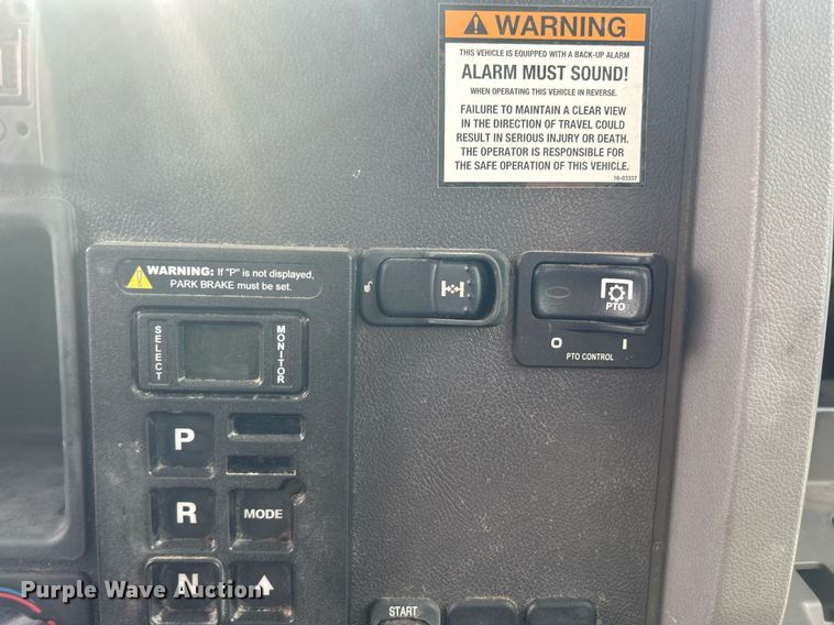 image for item EG1036 2015 Peterbilt  337 delivery truck