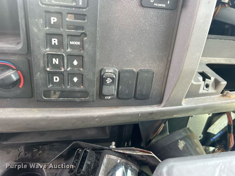 image for item EG1036 2015 Peterbilt  337 delivery truck