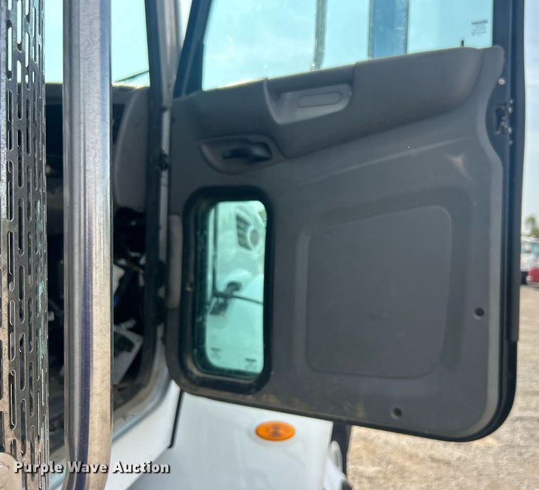 image for item EG1036 2015 Peterbilt  337 delivery truck