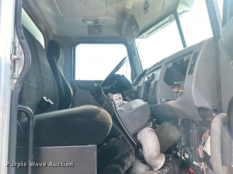 image for item EG1036 2015 Peterbilt  337 delivery truck