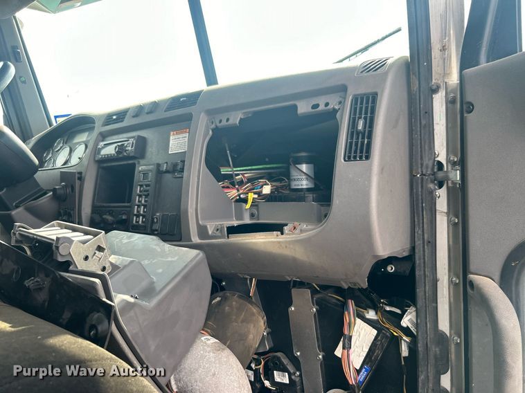 image for item EG1036 2015 Peterbilt  337 delivery truck