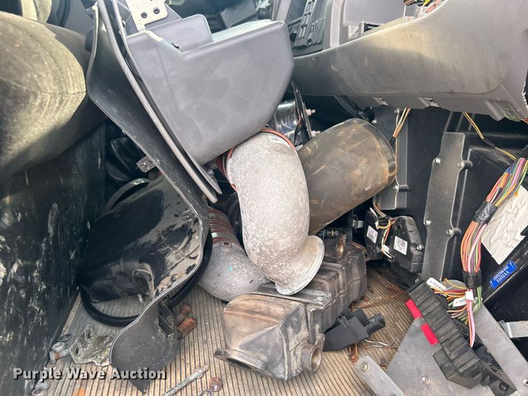 image for item EG1036 2015 Peterbilt  337 delivery truck