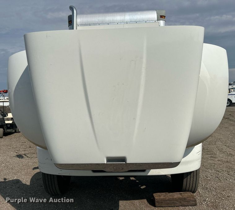 image for item EG1036 2015 Peterbilt  337 delivery truck