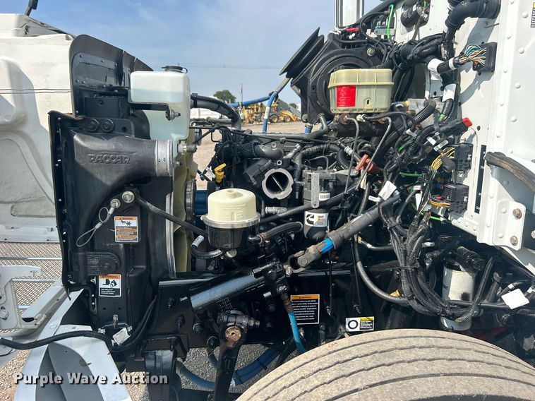 image for item EG1036 2015 Peterbilt  337 delivery truck