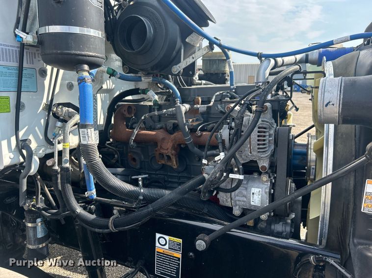 image for item EG1036 2015 Peterbilt  337 delivery truck