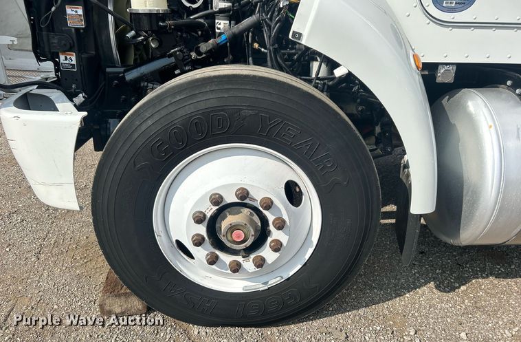 image for item EG1036 2015 Peterbilt  337 delivery truck