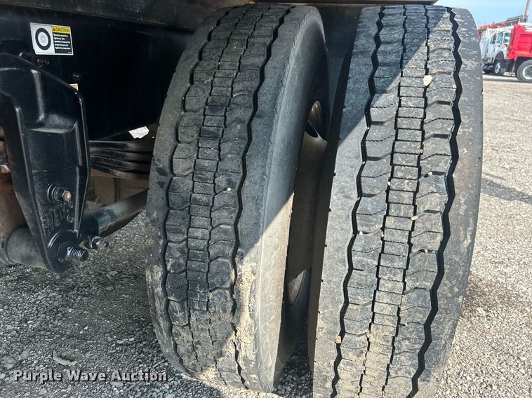 image for item EG1036 2015 Peterbilt  337 delivery truck