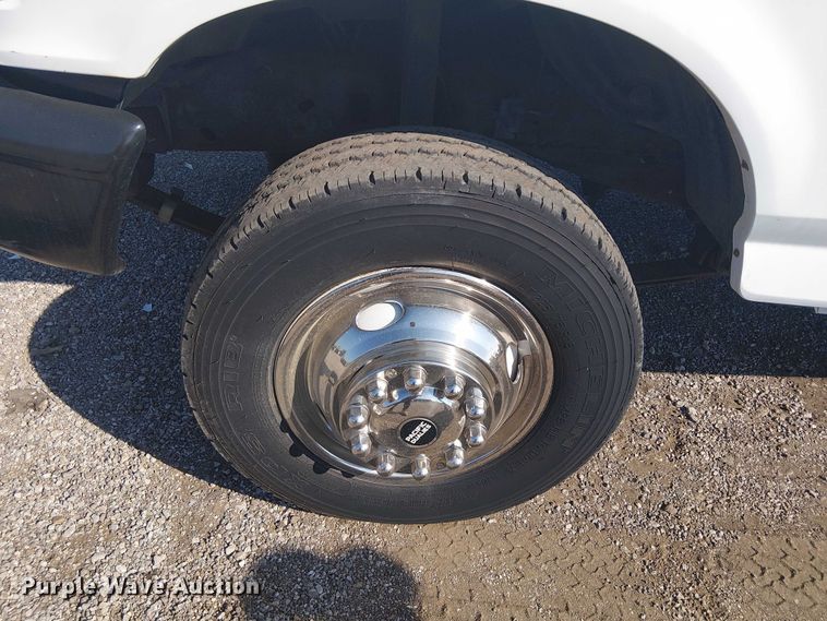 image for item EG1566 1997 Ford F Super Duty scissor lift truck