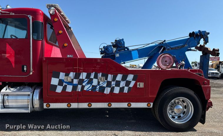 image for item EG6054 2008 Peterbilt 335 tow truck