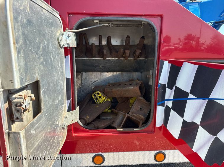 image for item EG6054 2008 Peterbilt 335 tow truck